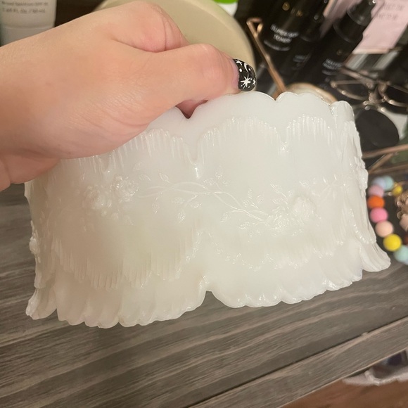 Milk glass rose bowl - Picture 6 of 7